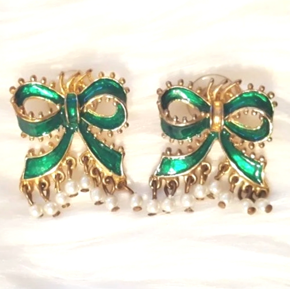 Rare green 1"×1" bow stud earrings. EUC